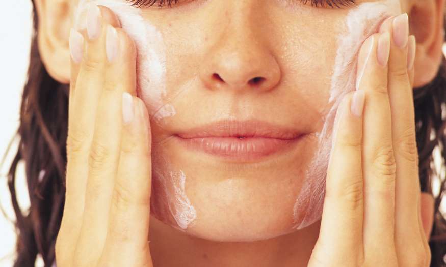 como desinflamar la cara después de una limpieza facial
